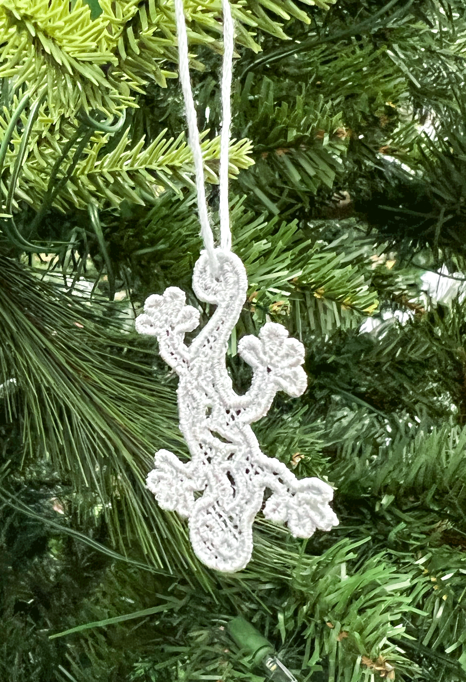 Embroidered Lace White Lizard Mini Ornament